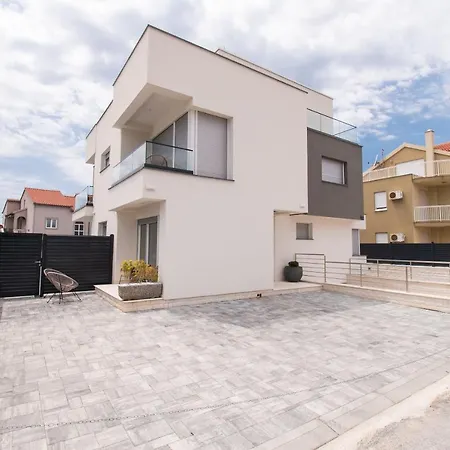 Apartments Villa Ljubas Daire Srima