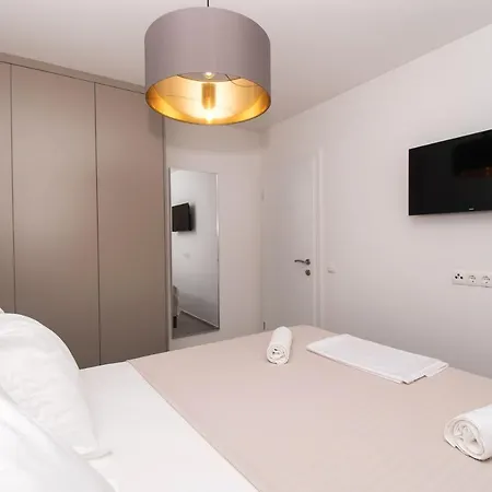 Apartments Villa Ljubas Daire Srima