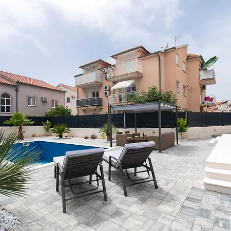Apartments Villa Ljubas Daire Srima