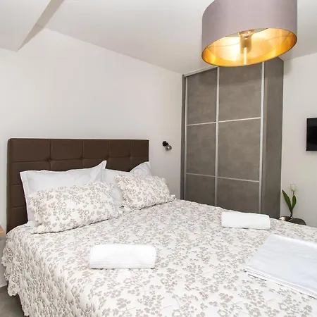 Apartments Villa Ljubas Daire Srima