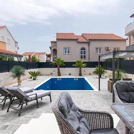 Apartments Villa Ljubas Daire Srima